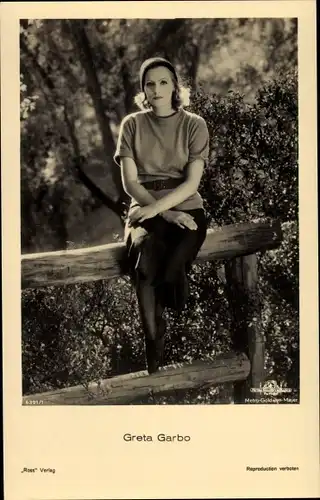 Ak Schauspielerin Greta Garbo, Sitzportrait, Park