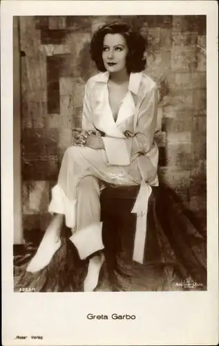 Ak Schauspielerin Greta Garbo, Sitzportrait