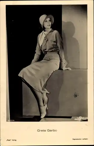 Ak Schauspielerin Greta Garbo, Sitzportrait