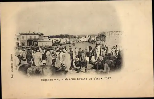 Ak Bizerte Tunesien, Marche devant le Vieux Port