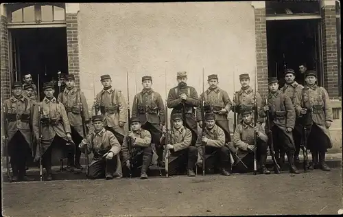 Foto Ak Französische Soldaten, 1.WK, Dritte Republik, Bajonett, Gruppenbild