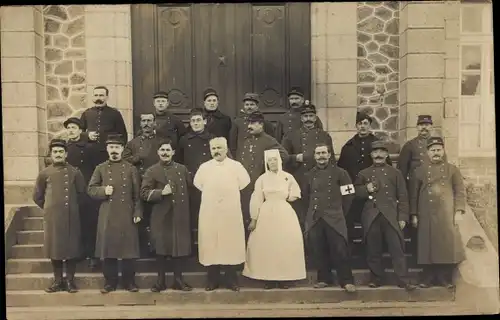 Foto Ak Französische Soldaten, 1.WK, Dritte Republik, Arzt mit Zigarette im Mund, Krankenschwester