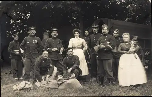 Foto Ak Französische Soldaten, 1.WK, Dritte Republik, Gruppenbild, Frau mit Hund im Arm