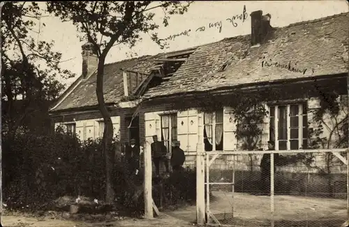 Foto Ak Beschädigtes Haus, Französische Soldaten, 1.WK