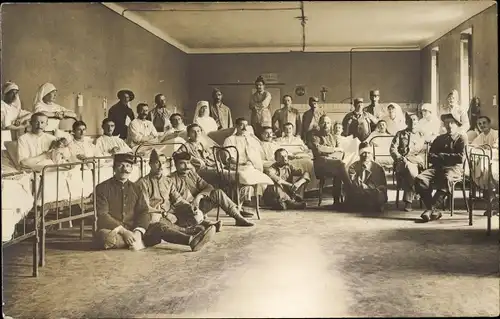 Foto Ak Französische Soldaten im Lazarett, 1.WK, Dritte Republik, Gruppenbild