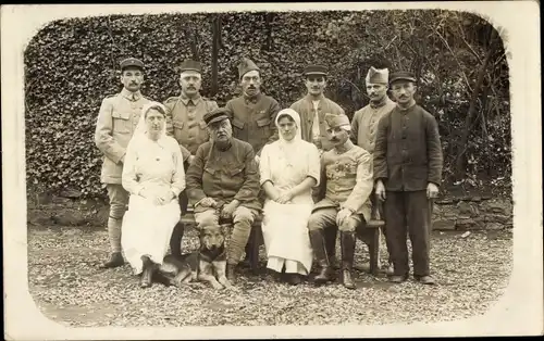 Foto Ak Französische Soldaten, Krankenschwester, Lazarett, 1.WK, Dritte Republik, Hund, Gruppenbild