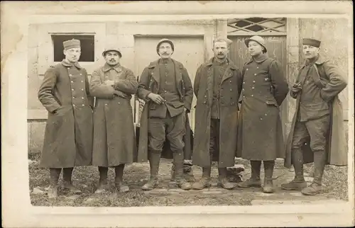 Foto Ak Französische Soldaten, 1.WK, Dritte Republik, Gruppenbild, Adrianhelm