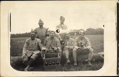 Foto Ak Französische Soldaten am Wein trinken, 1. WK, Dritte Republik, Gruppenbild