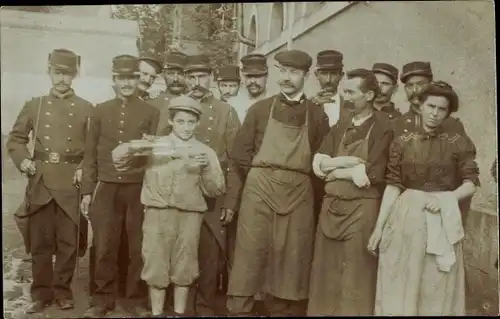 Foto Ak Französische Soldaten und Zivilisten, 1. WK, Dritte Republik, Gruppenbild