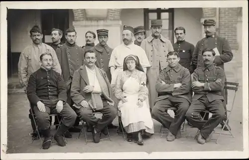 Foto Ak Französische Soldaten, 1. WK, Dritte Republik, Krankenschwester, Lazarett, Gruppenbild