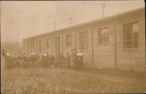 Foto Ak Corbie Somme, Hospice, Baracke, Personengruppe mit Ordensschwestern, I. WK