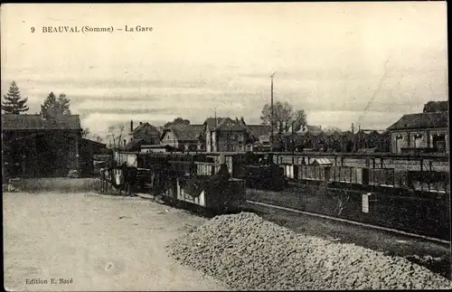 Ak Beauval Somme, la Gare, Gleisseite, Güterwaggons, Schüttwägen