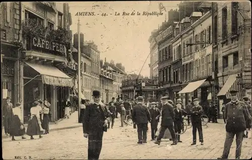 Ak Amiens Somme, la Rue de la République, Straßenbahn