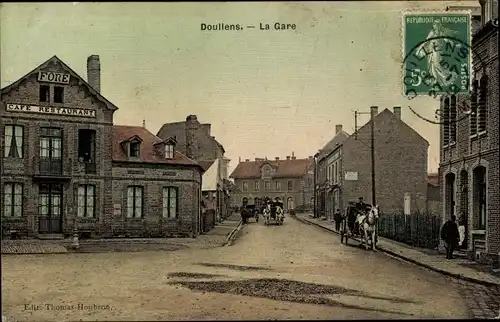 Ak Doullens Somme, la Gare, Bar Café Fore