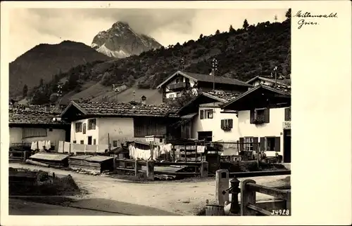 Ak Mittenwald in Oberbayern, Häuserpartie, Wäscheleinen, Wald, Berge