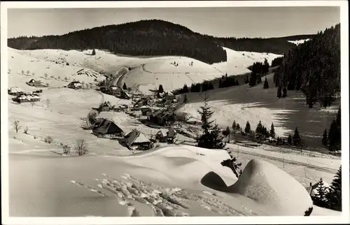 Ak Muggenbrunn Todtnau im Südschwarzwald, Ort mit Umgebung, Gasthof Fremdenheim z. Adler, Winter