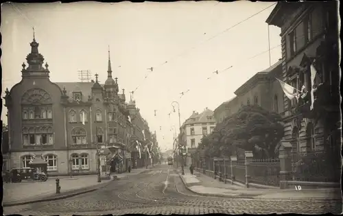 Foto Ak Saarbrücken im Saarland, Straßenpartie im Ort, Fahnen