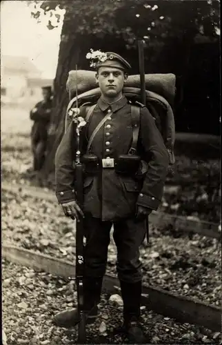 Foto Ak Deutscher Soldat in Uniform mit Marschgepäck