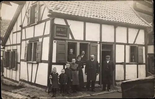 Foto Ak Fachwerkhaus, Anwohner, Stuhlmacher Adolf Korff