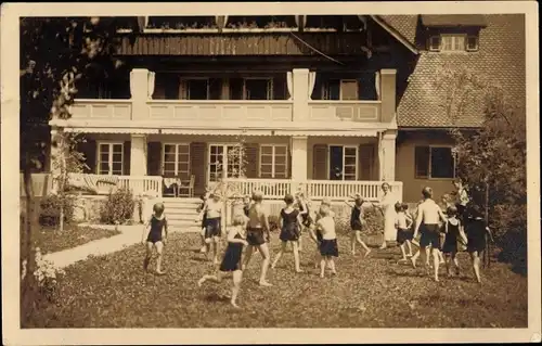 Foto Ak Oberstdorf im Oberallgäu, Kinder in einem Garten spielend