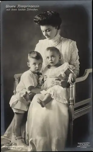 Ak Unsere Kronprinzessin mit ihren beiden Söhnen, Portrait