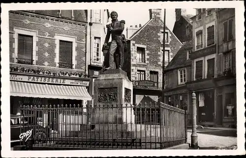 Ak Condé sur Noireau Calvados, Monument Dumont d'Urville