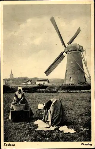 Ak Zeeland Niederlande, Wasdag, Frauen in Tracht beim Waschen der Wäsche, Windmühle
