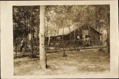 Foto Ak Französische Soldaten, 1.WK, Dritte Republik, Baracke