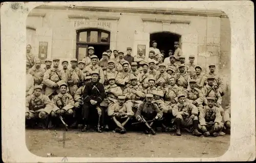 Foto Ak Französische Soldaten in Uniformen, Gruppenaufnahme