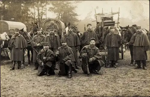 Foto Ak Französische Soldaten in Uniformen, Pferdekarren