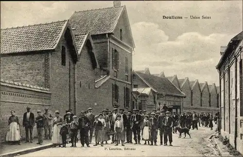 Ak Doullens Somme, Usine Saint, Ansammlung