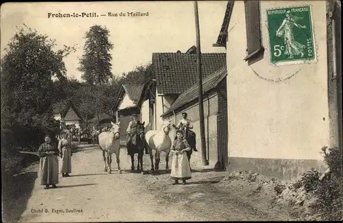 Ak Frohen-sur-Authie Amiens Somme, Forhen le Petit, Rue du Meillard, Reiter, Frauen