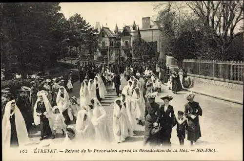 Ak Étretat Seine Maritime, Retour de la Procession apres la Benediction de la Mer