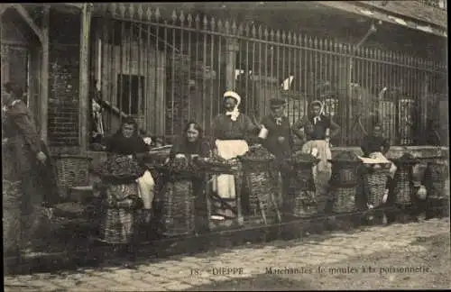 Ak Dieppe Seine Maritime, Marchandes de moules a la poissonnerie