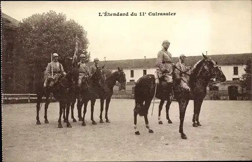 Ak L'Etendard du 11e Cuirassier, französische Soldaten, Pferde