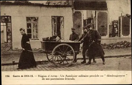 Ak Arras environs Pas de Calais, Un Aumonier militaire procede au demenagement evacues, I WK