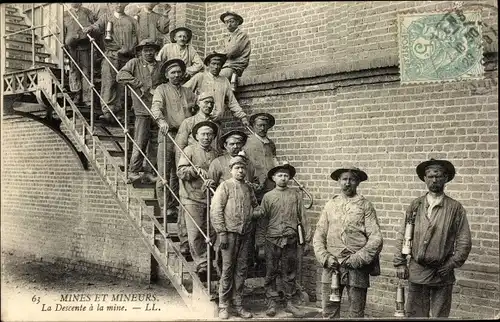 Ak Pas de Calais, Mines et Mineurs, la Descente a la mine, Bergleute mit Grubenlampen