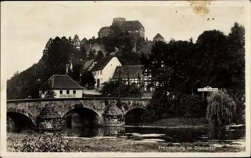 Ak Trendelburg in Nordhessen, Blick auf Ort und Burg, Brücke, Auto-Halle