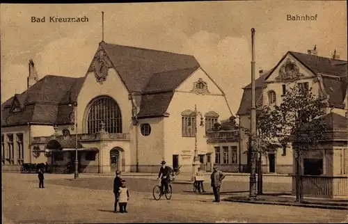 Ak Bad Kreuznach in Rheinland Pfalz, Bahnhof, Straßenseite