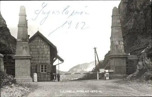 Foto Ak Ljubelj Prelaz Loiblpass zwischen Slowenien und Kärnten, Grenzposten Slowenien Österreich