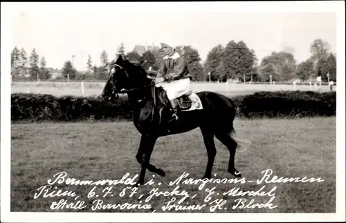 Foto Ak Riem München, Narzissus Rennen 1957, Rennpferd Bannwald? Jockey E. Merckel, Trainer H. Block