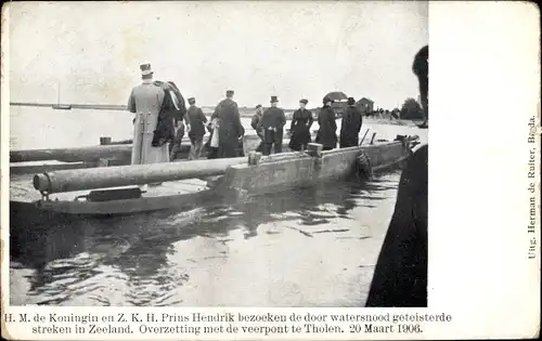 Ak Zeeland Niederlande, Königin Wilhelmina und Prinz Hendrik im Hochwassergebiet 1906, Fähre Tholen