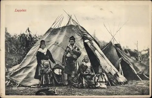 Ak Norwegen, Lappeleir, Lappländer in Trachten, Zelt, Familie