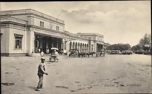 Ak Soerabaja Surabaya Indonesien, Station, Bahnhof, Straßenseite