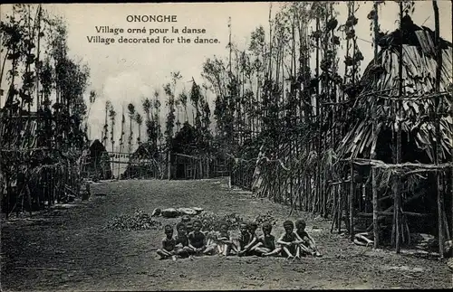 Ak Ononghe Papua Neuguinea, Village orné pour la danse, Kinder