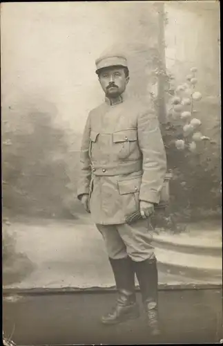 Foto Ak Französischer Soldat, 1.WK, Dritte Republik, Atelier