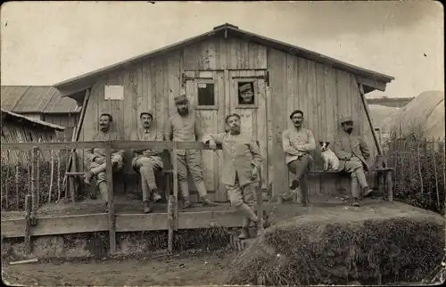 Foto Ak Französische Soldaten in Uniformen vor einer Holzhütte