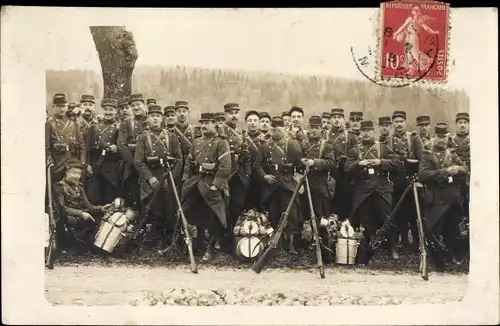 Foto Ak Französische Soldaten in Uniformen, Gruppenaufnahme mit Marschgepäck