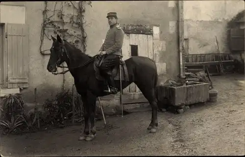 Foto Ak Französischer Soldat in Uniform auf einem Pferd, I WK