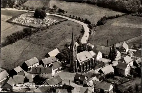 Ak Düdinghausen Medebach im Sauerland, Ort aus Vogelschau, Kirche